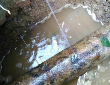 梅河口楼顶渗水维修公司分享下地暖漏水的原因及检测方法。